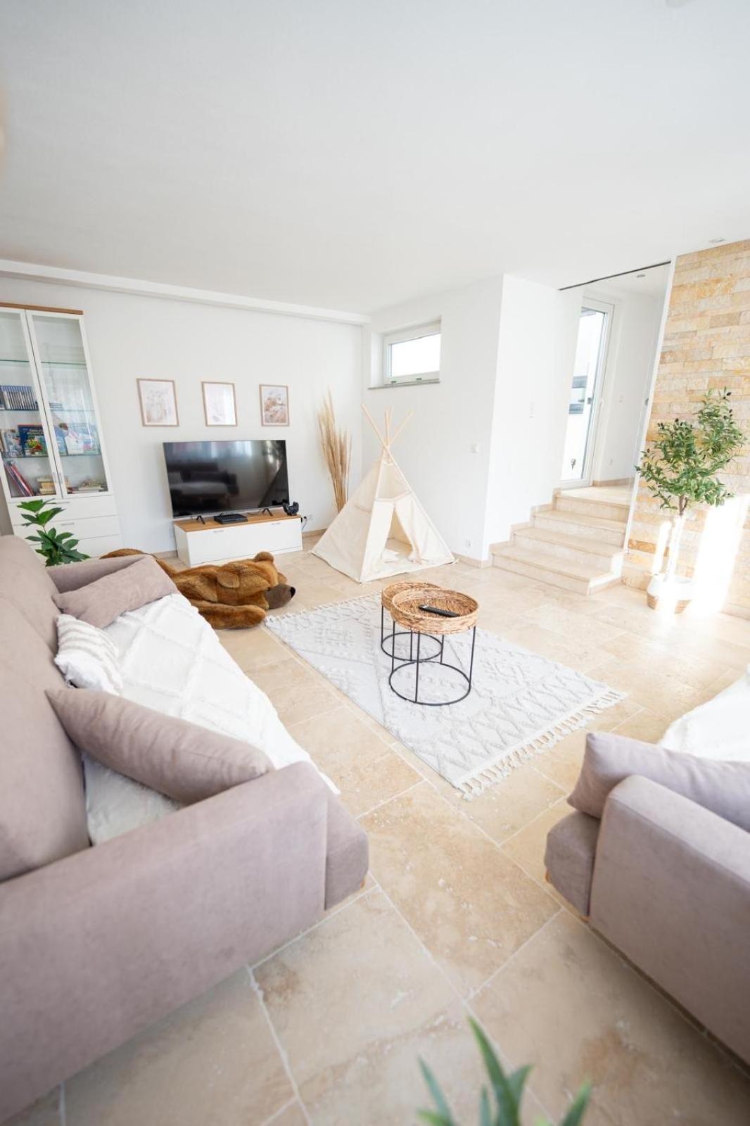 Holiday home -stadthaus Ida- Mit Grosser Dachterasse, Am Schlosspark, Luftkurort Kisslegg, Boxspringbetten, Kaffeevollautomat, Smarttv, Familienfreundlich, Grosszuegig, Zentral Kisslegg